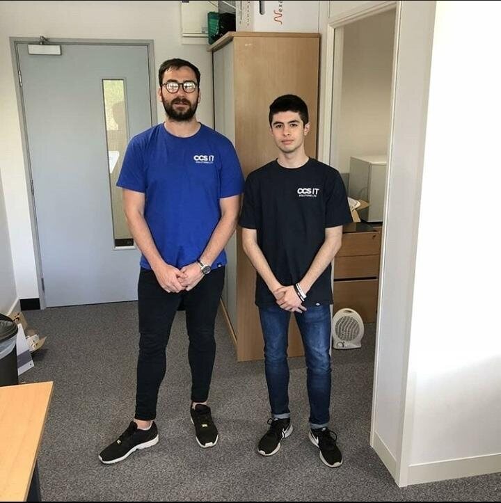 Sergio Gurillo, con 18 años, junto al responsable de CCS IT Solutions en su oficina de Mánchester