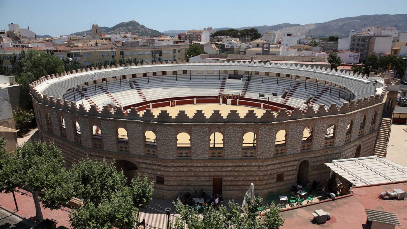 Vista aérea de Ondara con su plaza de toros en primer plano y la montaña detrás