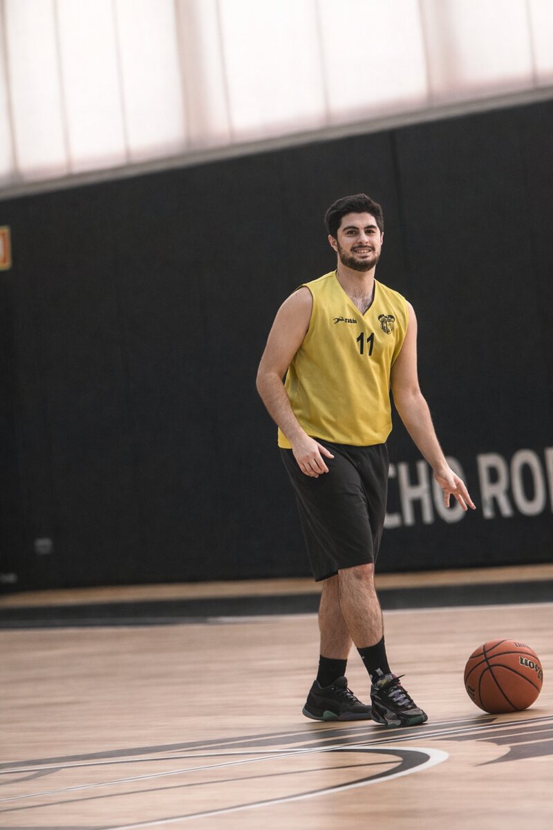 Sergio Gurillo en una cancha de baloncesto, con el dorsal 11