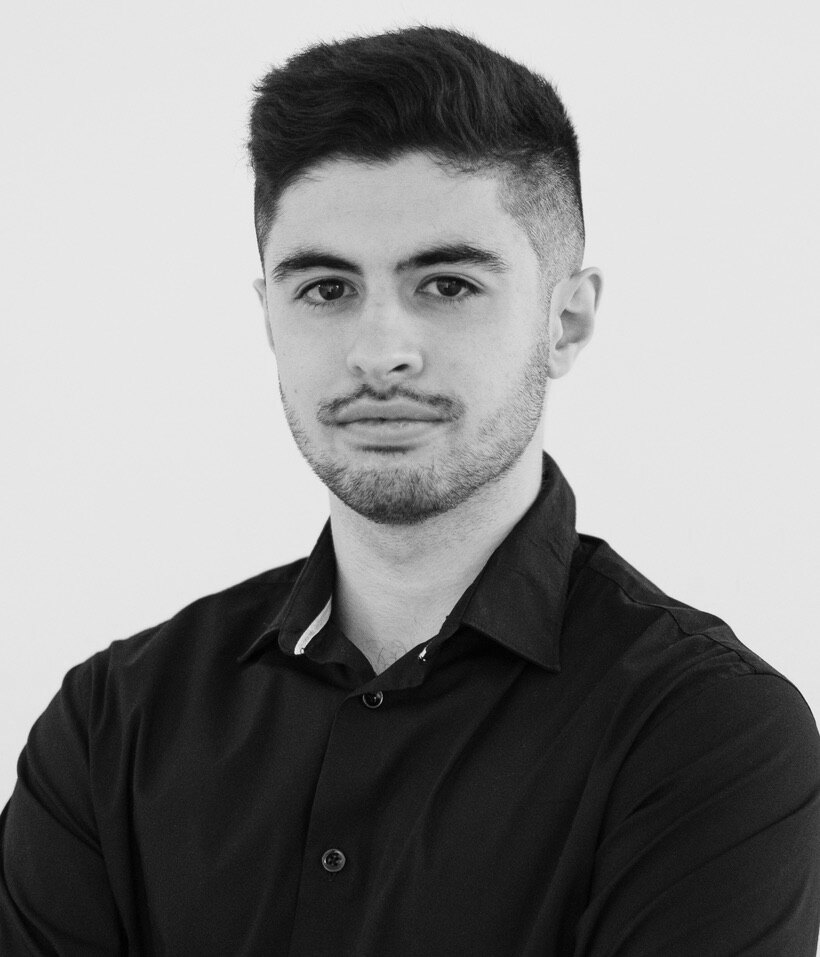Retrato de Sergio Gurillo en blanco y negro, sobre fondo claro